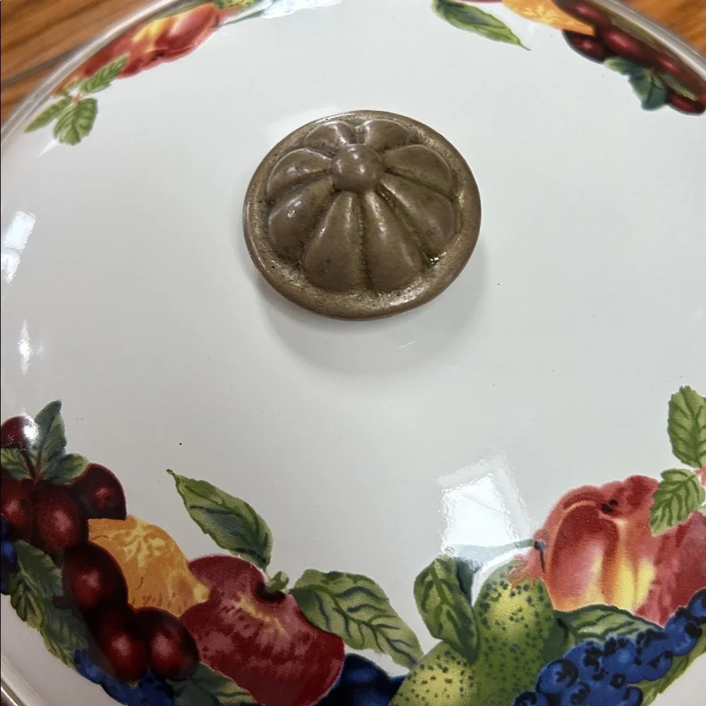 Lincoware enamel 2 quart covered dish. Cream color with fruit. Great condition.